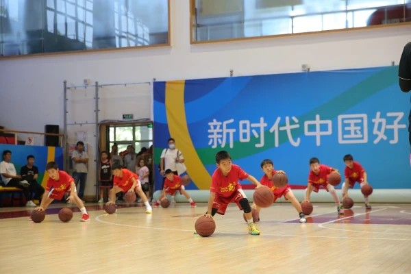 老年人打篮球时应如何进行适当的力量训练?_1